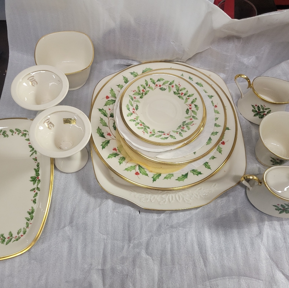 13 peice lenox fine chine. HOLIDAY EDITION